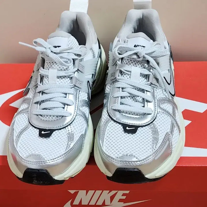 [BUNJANG] Nike Women's V2K Run Metallic Silver Sneakers / 나이키 여성 운동화 우먼스 V2K 런 메탈릭실버 235 (새상품)