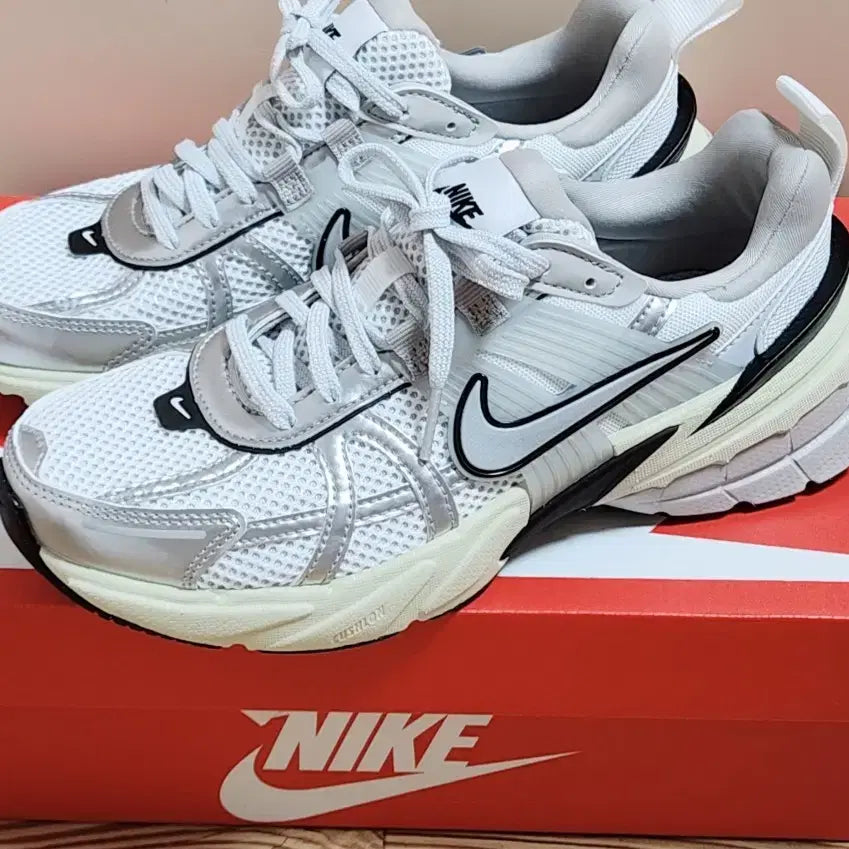 [BUNJANG] Nike Women's V2K Run Metallic Silver Sneakers / 나이키 여성 운동화 우먼스 V2K 런 메탈릭실버 235 (새상품)