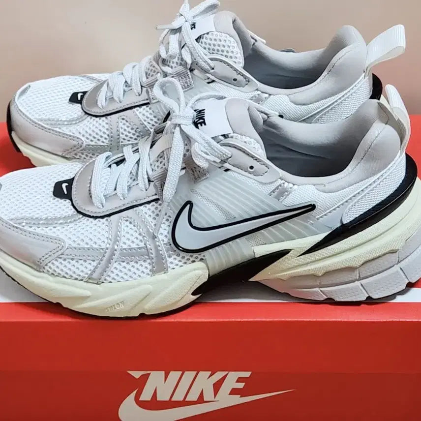 [BUNJANG] Nike Women's V2K Run Metallic Silver Sneakers / 나이키 여성 운동화 우먼스 V2K 런 메탈릭실버 235 (새상품)