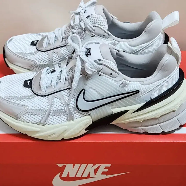 [BUNJANG] Nike Women's V2K Run Metallic Silver Sneakers / 나이키 여성 운동화 우먼스 V2K 런 메탈릭실버 235 (새상품)