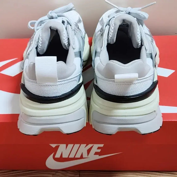 [BUNJANG] Nike Women's V2K Run Metallic Silver Sneakers / 나이키 여성 운동화 우먼스 V2K 런 메탈릭실버 235 (새상품)