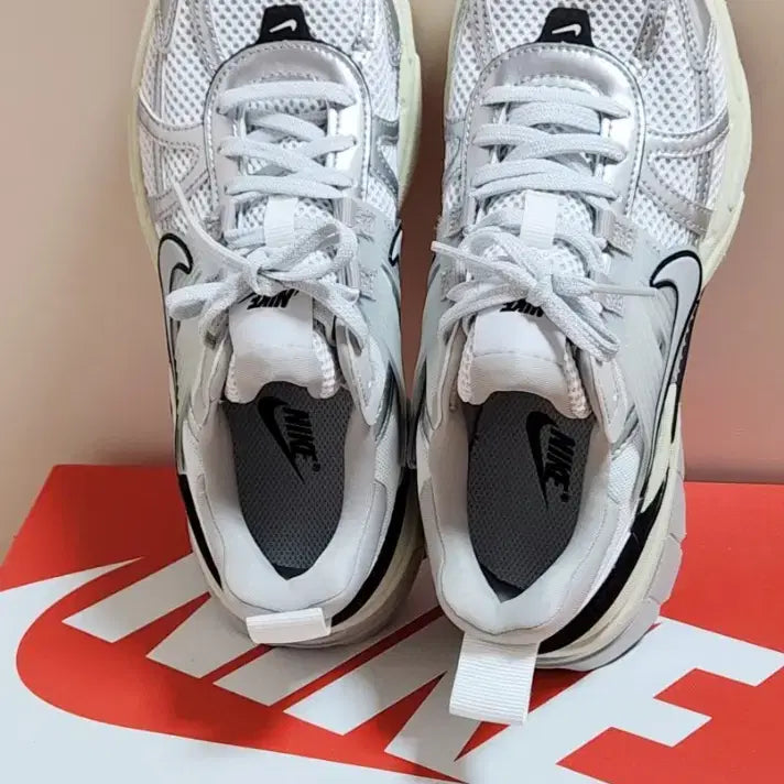 [BUNJANG] Nike Women's V2K Run Metallic Silver Sneakers / 나이키 여성 운동화 우먼스 V2K 런 메탈릭실버 235 (새상품)