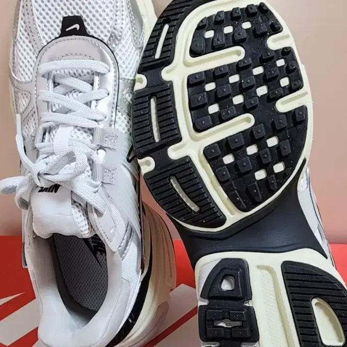 [BUNJANG] Nike Women's V2K Run Metallic Silver Sneakers / 나이키 여성 운동화 우먼스 V2K 런 메탈릭실버 235 (새상품)