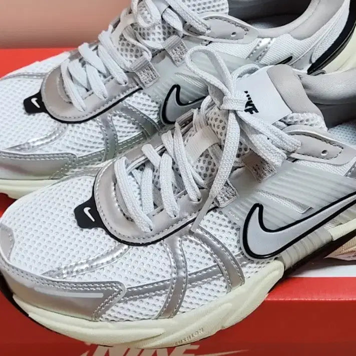 [BUNJANG] Nike Women's V2K Run Metallic Silver Sneakers / 나이키 여성 운동화 우먼스 V2K 런 메탈릭실버 235 (새상품)
