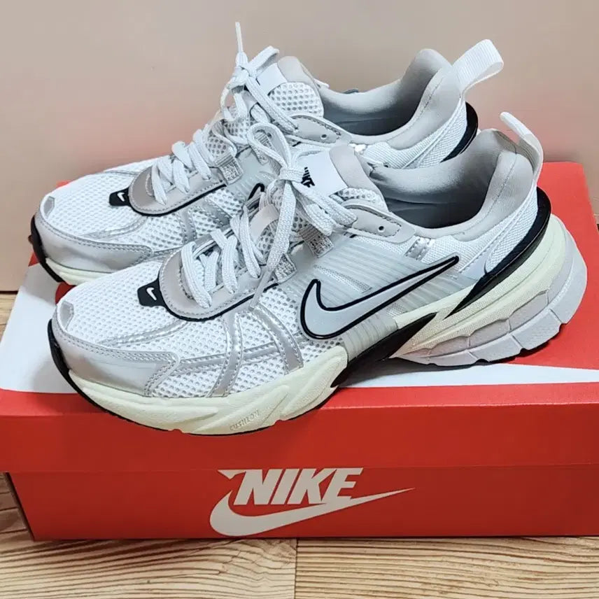 [BUNJANG] Nike Women's V2K Run Metallic Silver Sneakers / 나이키 여성 운동화 우먼스 V2K 런 메탈릭실버 235 (새상품)