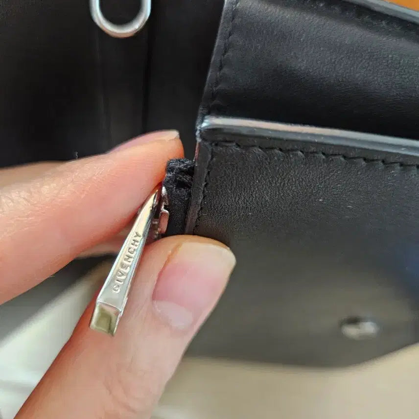 [BUNJANG] Givenchy Star Chain Bag / 지방시 블랙 가죽 스타 체인백