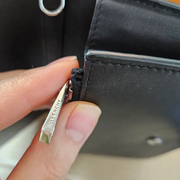 [BUNJANG] Givenchy Star Chain Bag / 지방시 블랙 가죽 스타 체인백