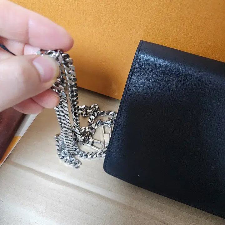 [BUNJANG] Givenchy Star Chain Bag / 지방시 블랙 가죽 스타 체인백