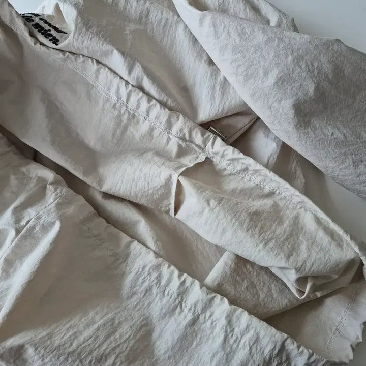 [BUNJANG] Embroidered Teddy Bear Windbreaker Jacket / 곰돌이 자수 바스락 라운드바람막이