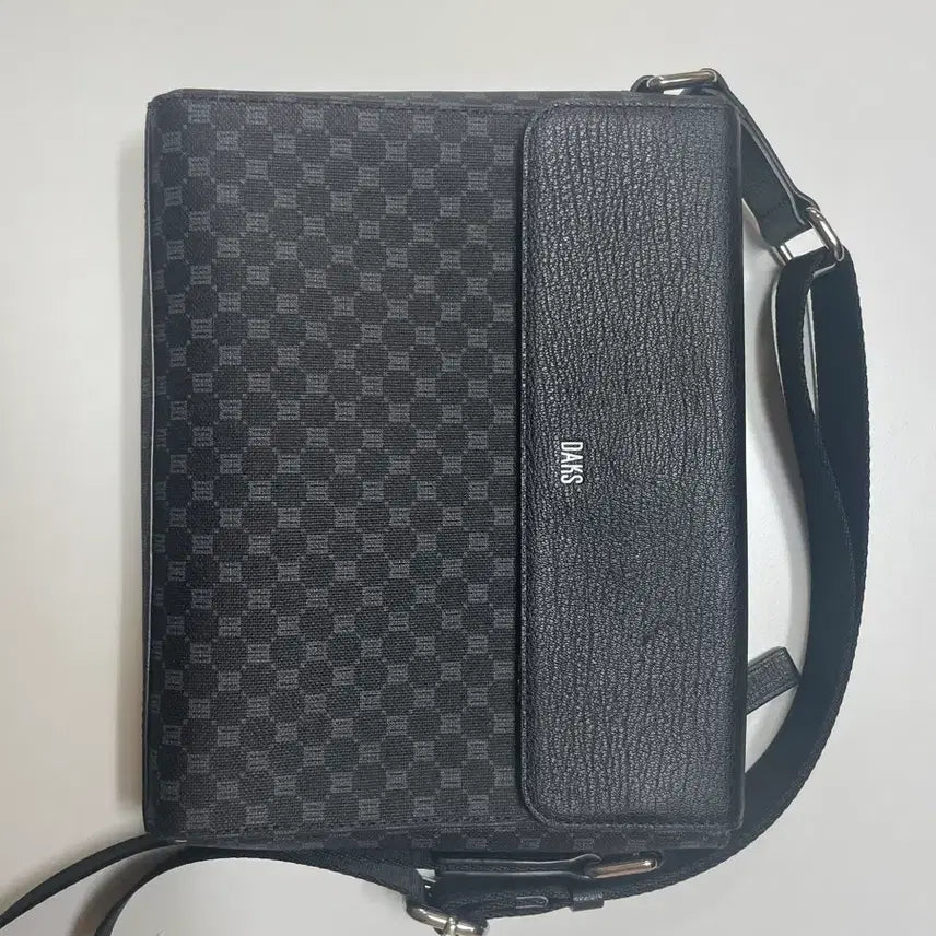 [BUNJANG] Daks Leather Black Pattern Crossbody Bag / 닥스 가죽 블랙패턴 크로스백