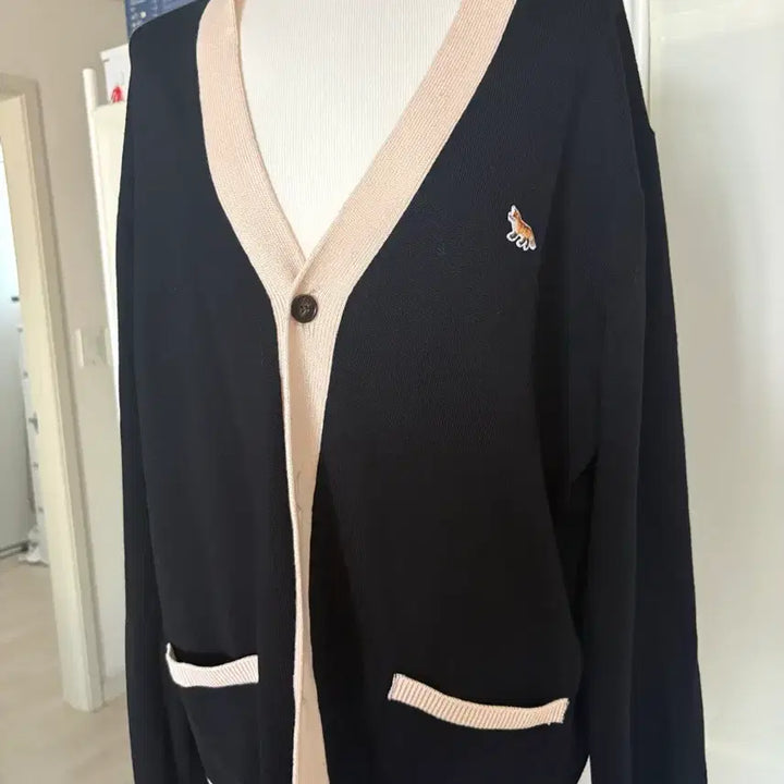 [SOLD OUT] [Maison Kitsune] 블랙 가디건 폭스 패치