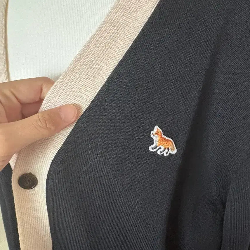 [SOLD OUT] [Maison Kitsune] 블랙 가디건 폭스 패치