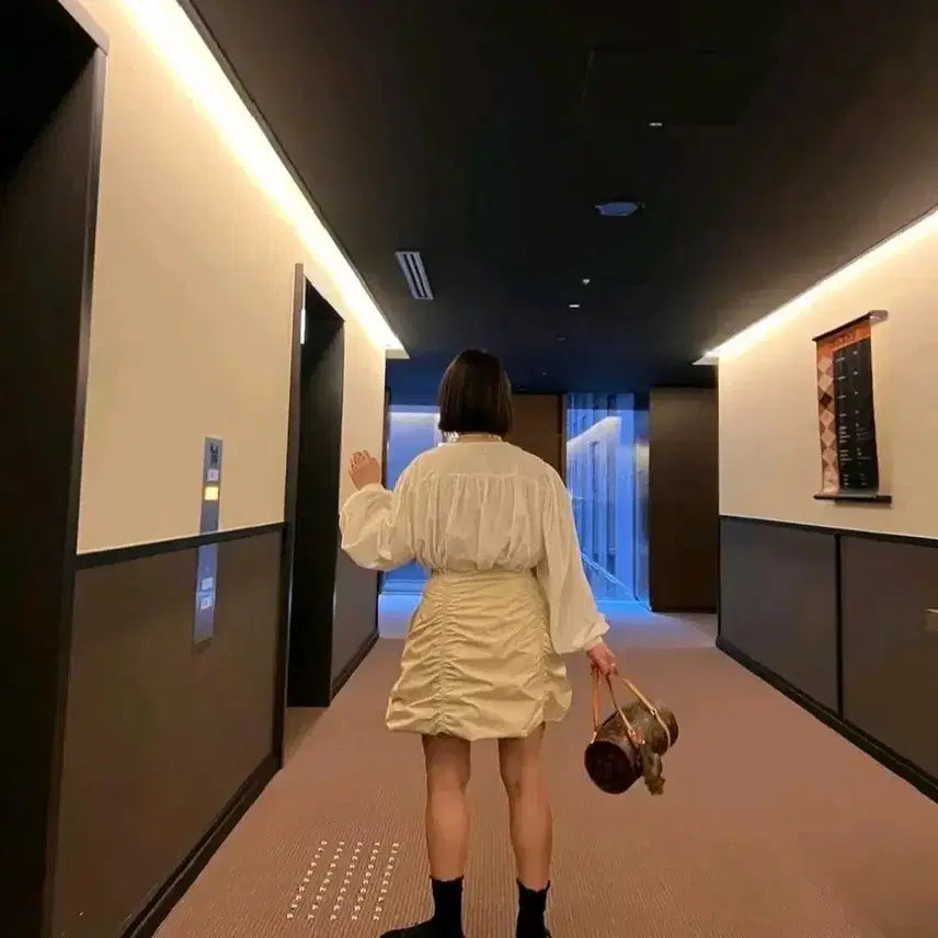 [BUNJANG] We Are Here Frill Blouse - White / 위아히얼 프릴 블라우스 - 화이트
