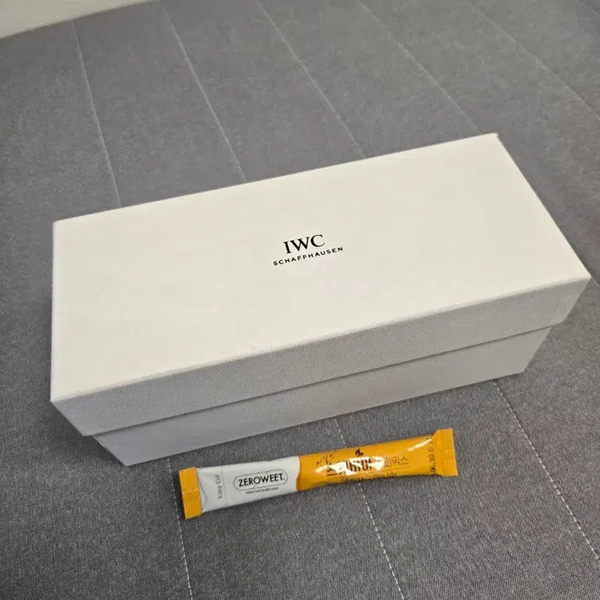 [BUNJANG] IWC Travel Watch Case / IWC 여행용 시계 보관함