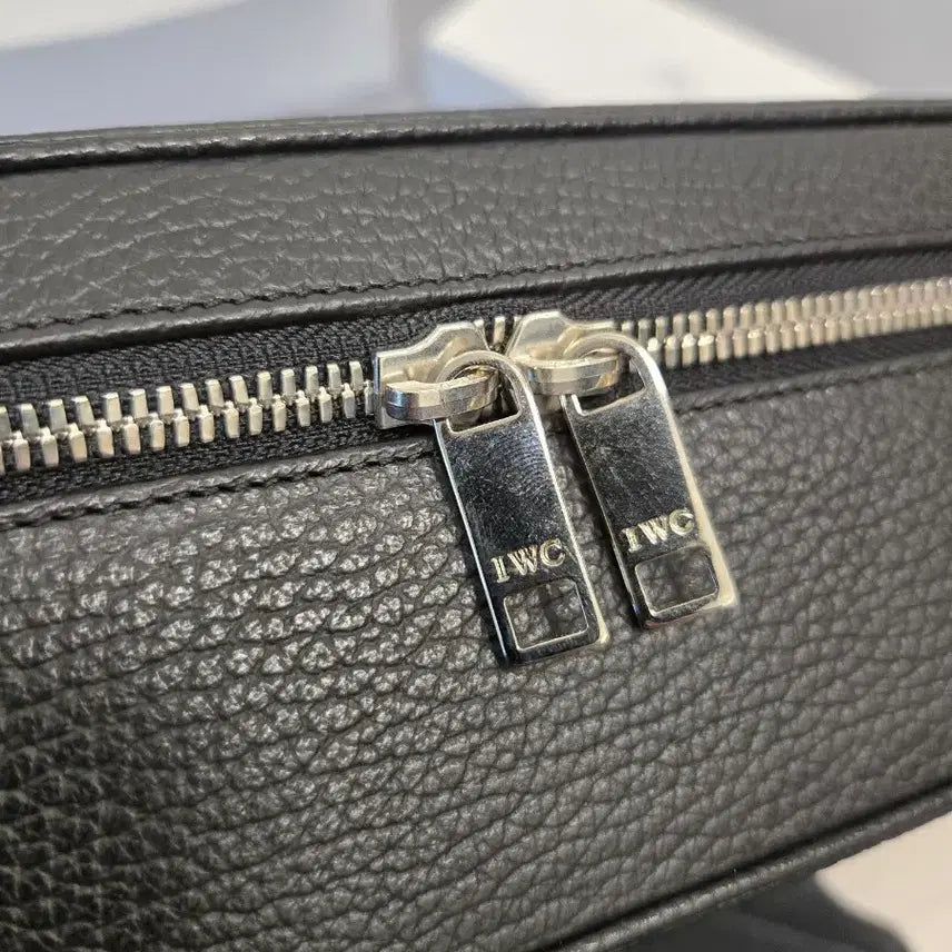 [BUNJANG] IWC Travel Watch Case / IWC 여행용 시계 보관함