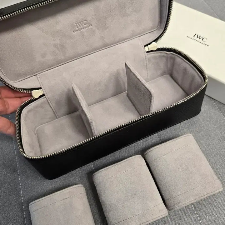 [BUNJANG] IWC Travel Watch Case / IWC 여행용 시계 보관함