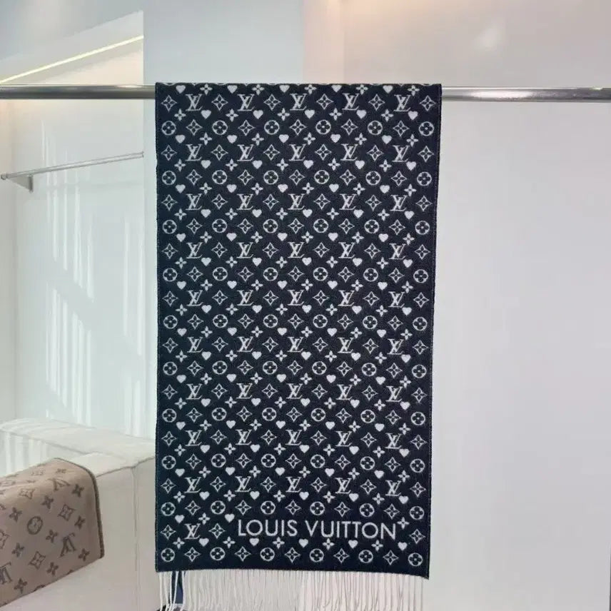 [BUNJANG] Louis Vuitton Black and White Scarf / 루이비통 블랙 앤 화이트 목도리