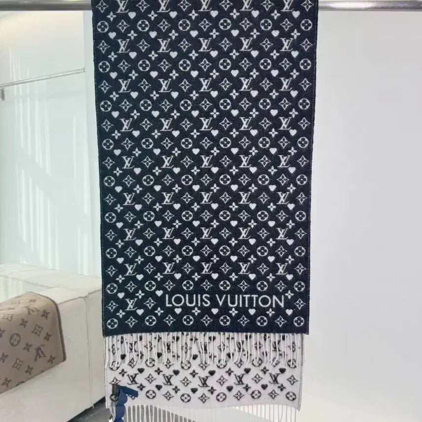 [BUNJANG] Louis Vuitton Black and White Scarf / 루이비통 블랙 앤 화이트 목도리