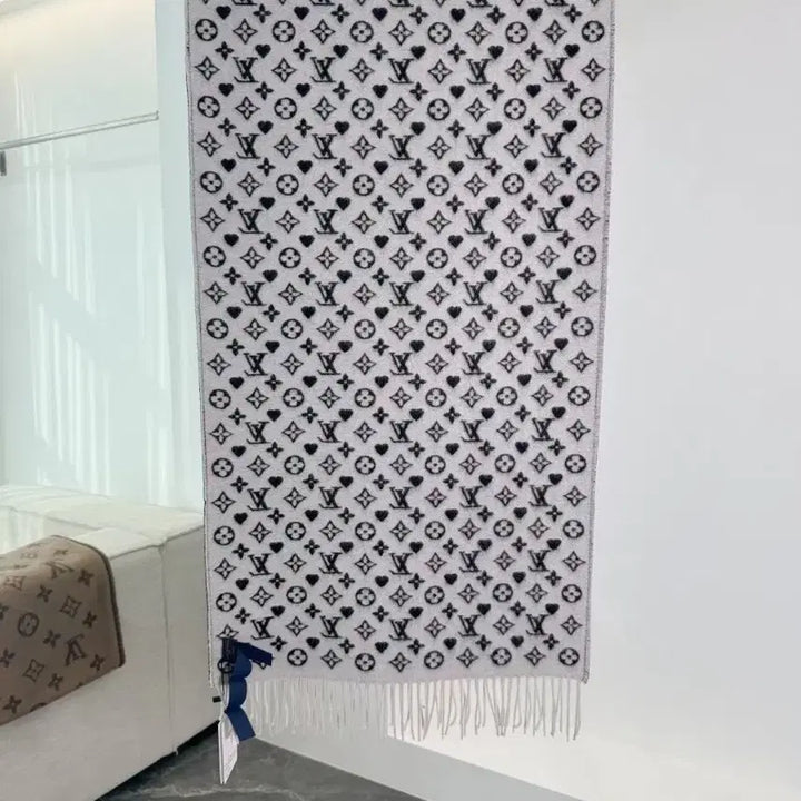 [BUNJANG] Louis Vuitton Black and White Scarf / 루이비통 블랙 앤 화이트 목도리
