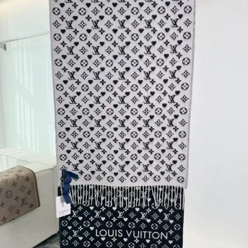 [BUNJANG] Louis Vuitton Black and White Scarf / 루이비통 블랙 앤 화이트 목도리