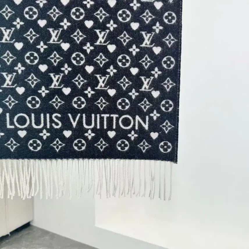 [BUNJANG] Louis Vuitton Black and White Scarf / 루이비통 블랙 앤 화이트 목도리