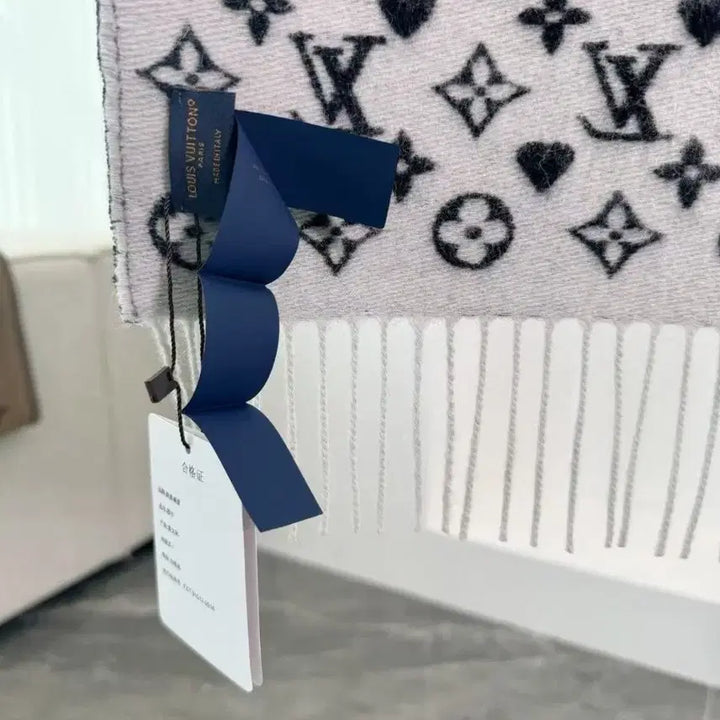 [BUNJANG] Louis Vuitton Black and White Scarf / 루이비통 블랙 앤 화이트 목도리