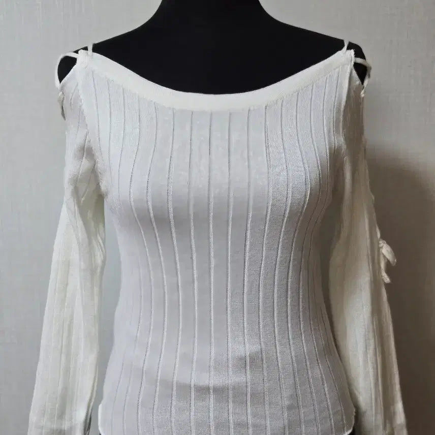 [BUNJANG] Cut-out String Detail Knit Top / 화이트 아이보리톤 컷아웃  팔X 스리링 포인트