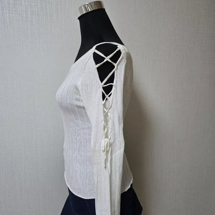 [BUNJANG] Ivory Cutout String Knit Top / 화이트 아이보리톤 컷아웃  팔X 스리링 포인트