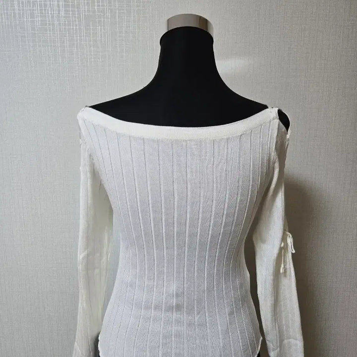 [BUNJANG] Cut-out String Detail Knit Top / 화이트 아이보리톤 컷아웃  팔X 스리링 포인트