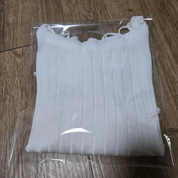 [BUNJANG] Ivory Cutout String Knit Top / 화이트 아이보리톤 컷아웃  팔X 스리링 포인트