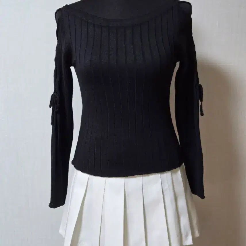 [BUNJANG] Cut-out X-String Detail Knit Top / 블랙 컷아웃 팔X 자 스트링 포인트