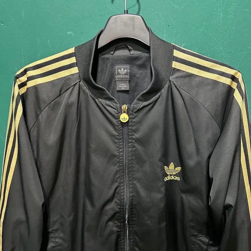 [BUNJANG] Adidas Black and Gold Windbreaker Jacket / 아디다스 검금 바람막이 105