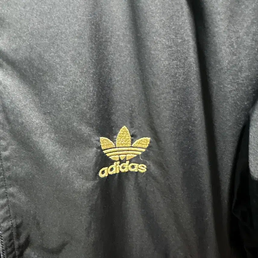 [BUNJANG] Adidas Black and Gold Windbreaker Jacket / 아디다스 검금 바람막이 105