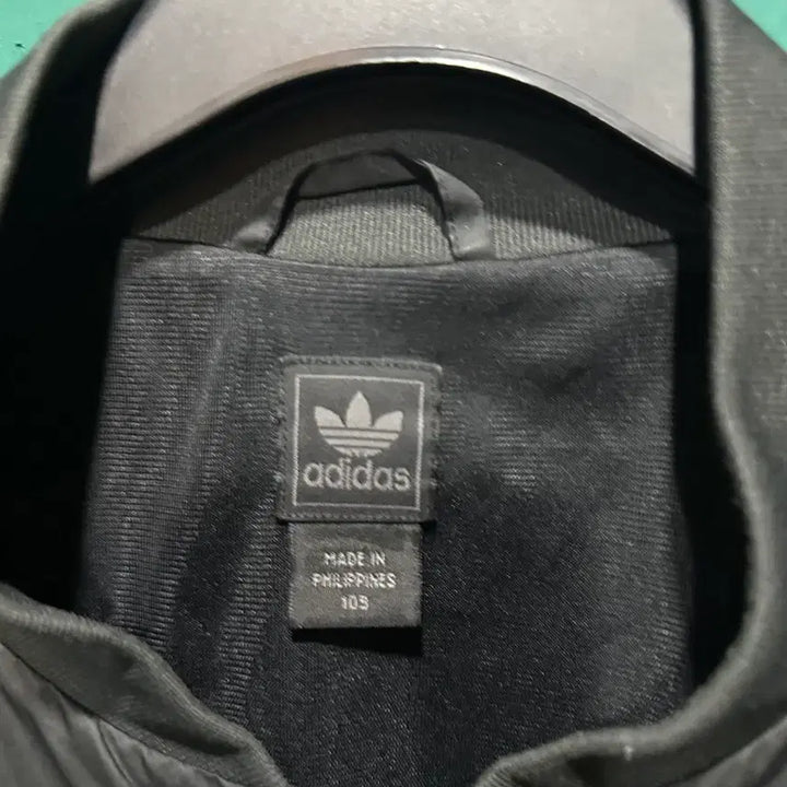 [BUNJANG] Adidas Black and Gold Windbreaker Jacket / 아디다스 검금 바람막이 105