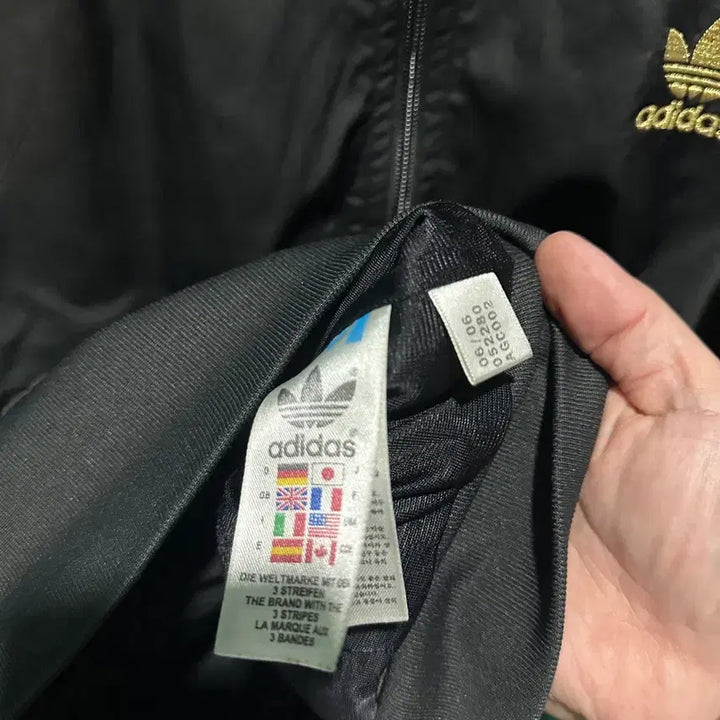 [BUNJANG] Adidas Black and Gold Windbreaker Jacket / 아디다스 검금 바람막이 105