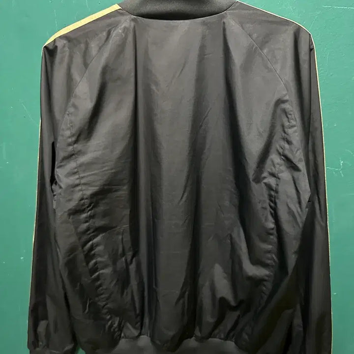 [BUNJANG] Adidas Black and Gold Windbreaker Jacket / 아디다스 검금 바람막이 105
