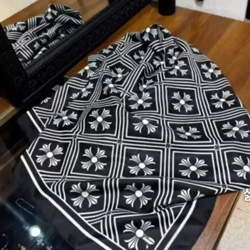 [BUNJANG] C*rst Silk Scarf / 크*st 스카프