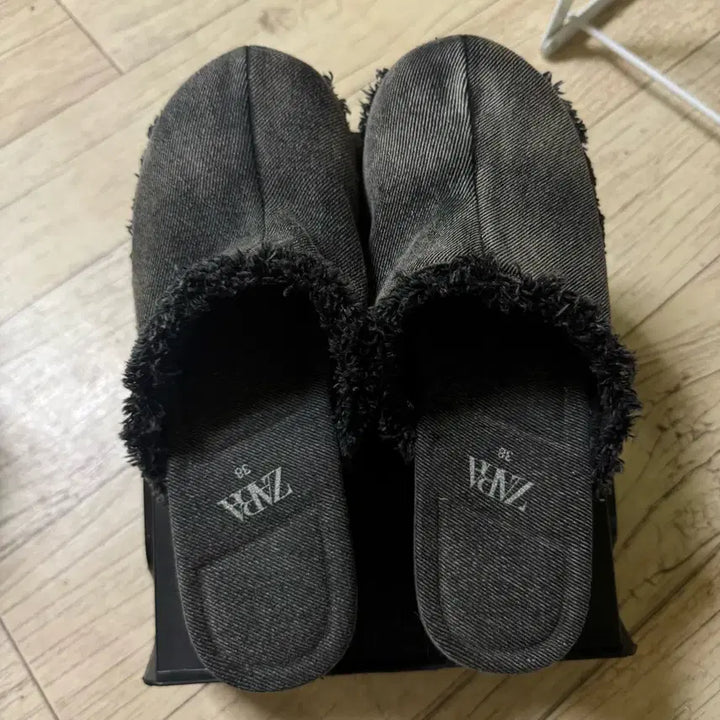 [BUNJANG] ZARA Denim Studded Mules (Size 240) / 자라 데님 스터드 뮬 240