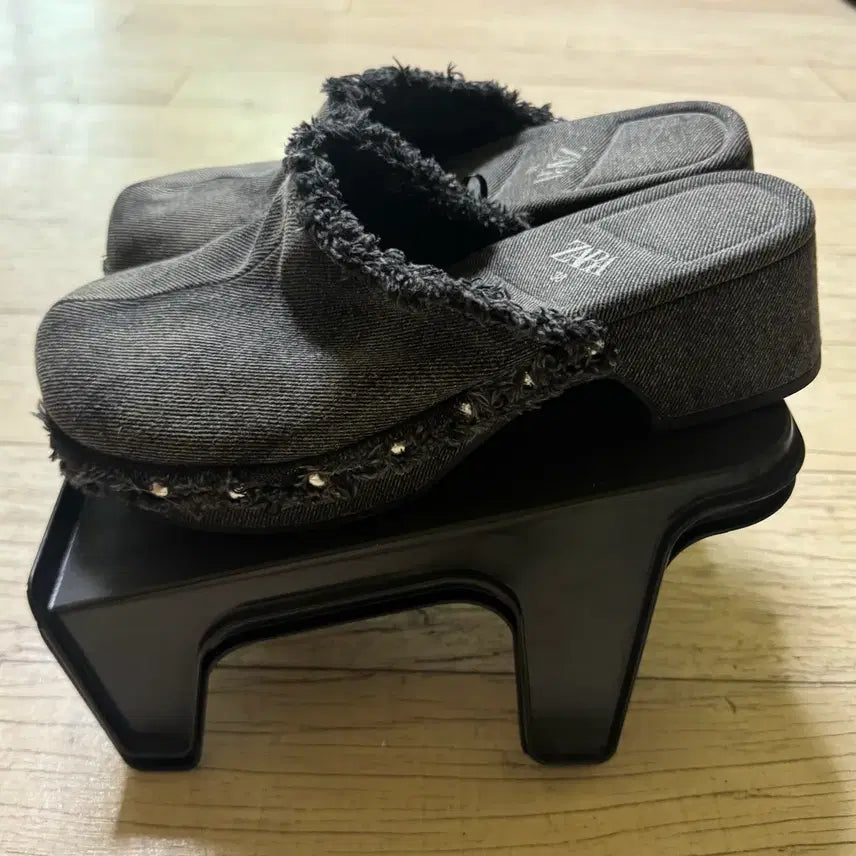 [BUNJANG] ZARA Denim Studded Mules (Size 240) / 자라 데님 스터드 뮬 240