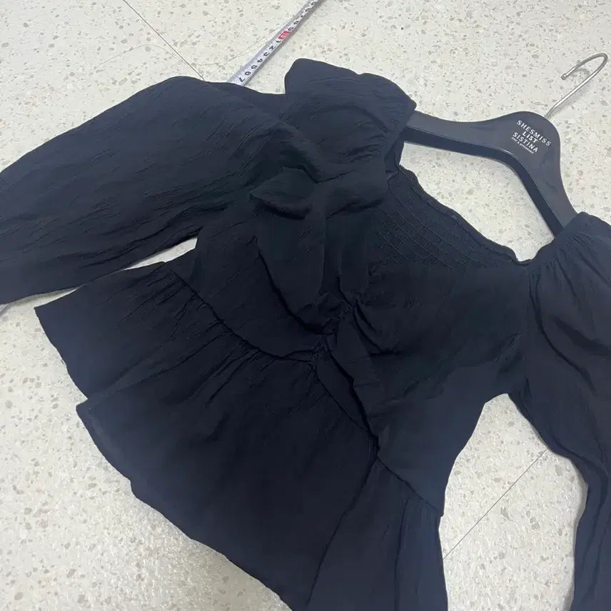 [BUNJANG] Black Shirred Blouse / 블랙 셔링 블라우스