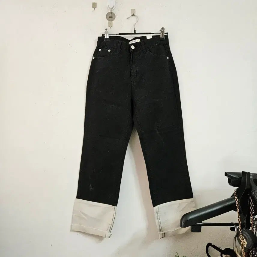 [SOLD OUT] 어썸나인 블랙 롤업 데님 팬츠