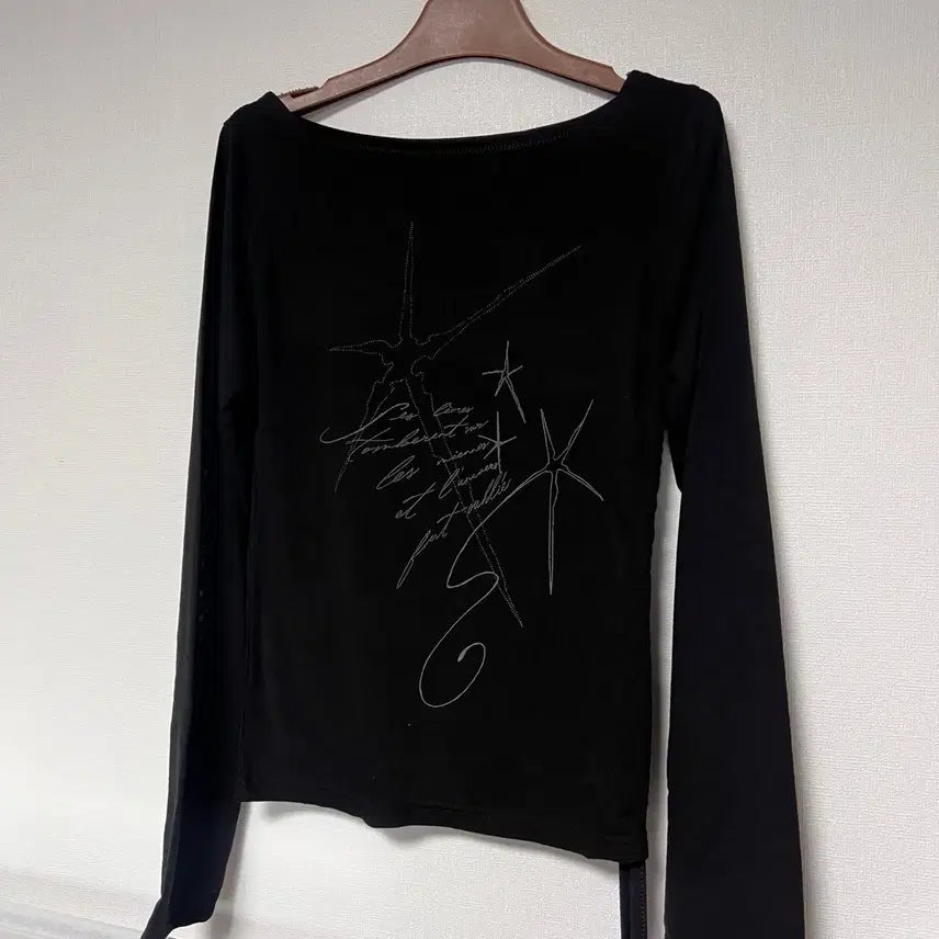 [BUNJANG] Printing Off-Shoulder T-Shirt / 프린팅 옆셔링 라운드 오프숄더 티셔츠