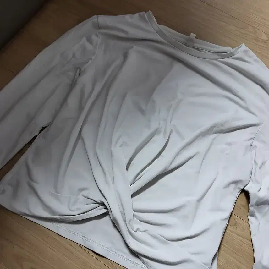 [BUNJANG] ecrea White Twist Long Sleeve Top / 여성 긴팔 상의