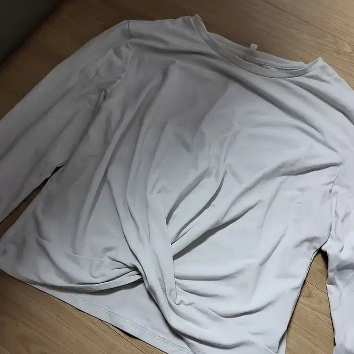 [BUNJANG] ecrea White Twist Long Sleeve Top / 여성 긴팔 상의