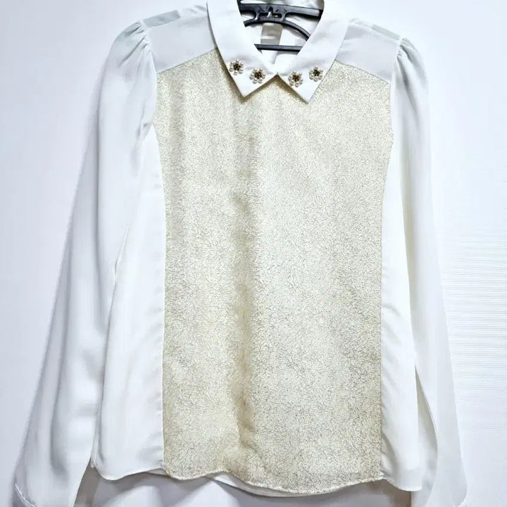 [BUNJANG] On&On White Gold Pattern Collar Blouse / 온앤온 화이트 금색 패턴 카라 블라우스