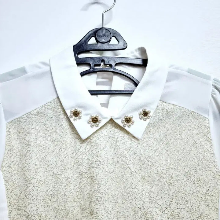 [BUNJANG] On&On White Gold Pattern Collar Blouse / 온앤온 화이트 금색 패턴 카라 블라우스