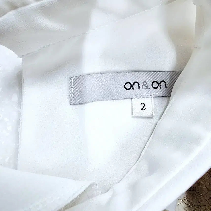 [BUNJANG] On&On White Gold Pattern Collar Blouse / 온앤온 화이트 금색 패턴 카라 블라우스