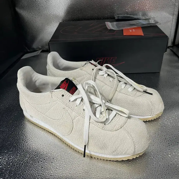 [BUNJANG] Nike Cortez Upside Down Sneakers / 나이키 코르테즈 업사이드다운 기묘한 이야기 275