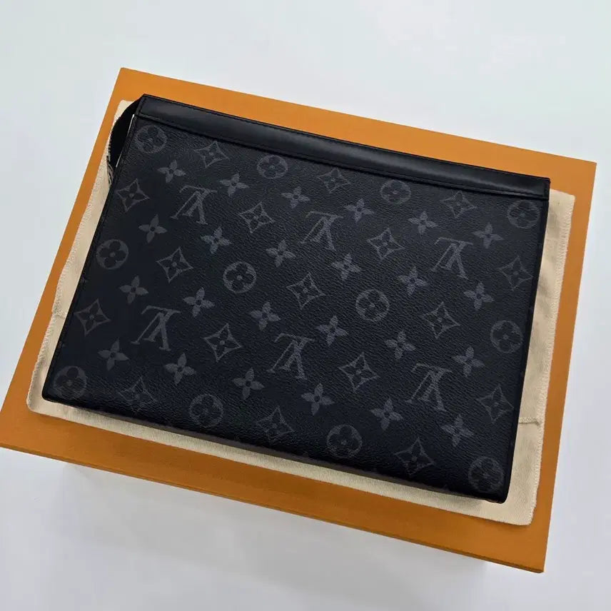 [BUNJANG] Louis Vuitton Eclipse Monogram Pochette Voyage MM Clutch / { MM } 루이비통 이클립스 모노그램 포쉐트 보야주 클러치
