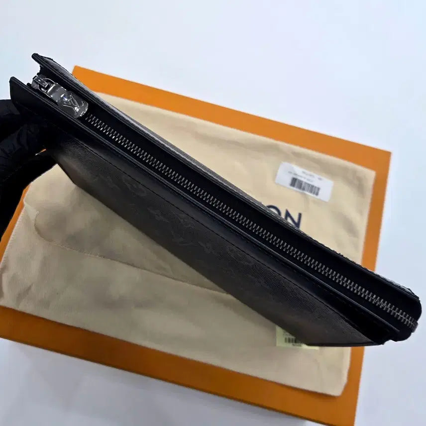 [BUNJANG] Louis Vuitton Eclipse Monogram Pochette Voyage MM Clutch / { MM } 루이비통 이클립스 모노그램 포쉐트 보야주 클러치